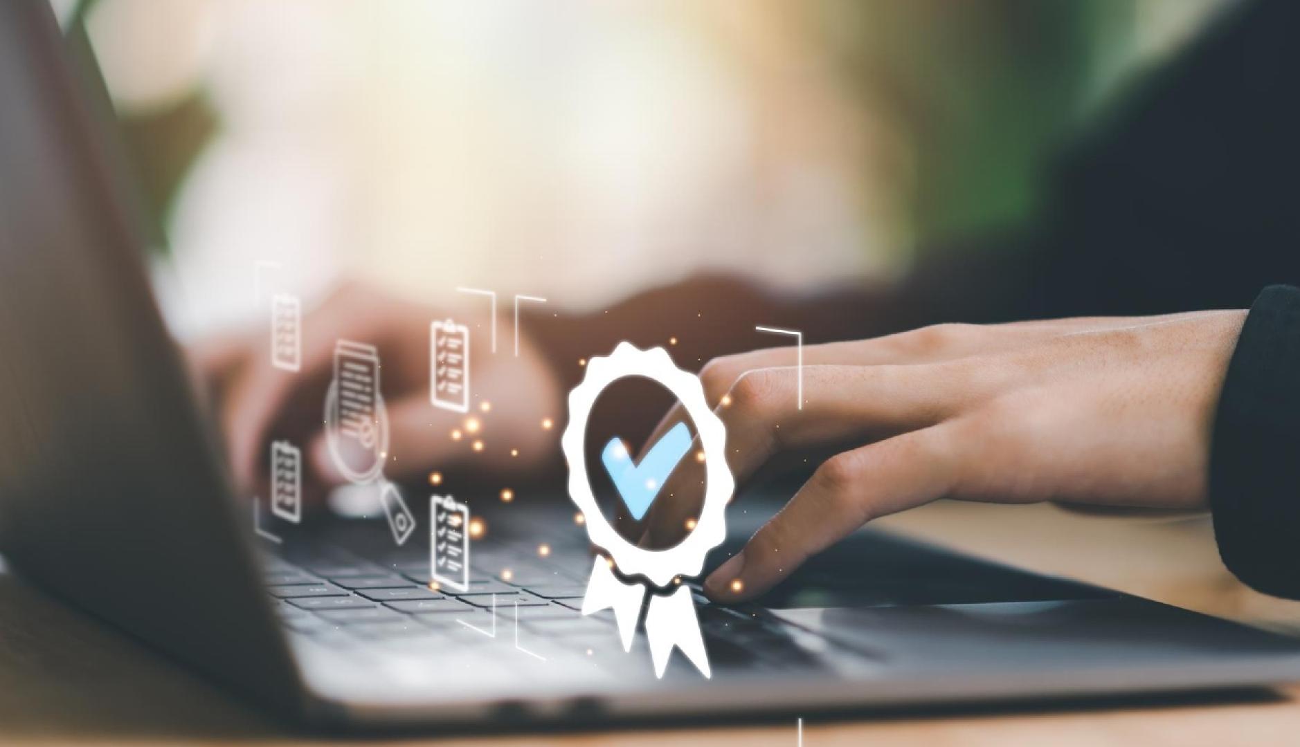 Una manos sobre un teclado y un sello de certificación sobreimpreso