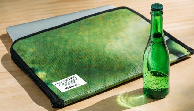 Funda de ordenador creada por Cervezas Alhambra
