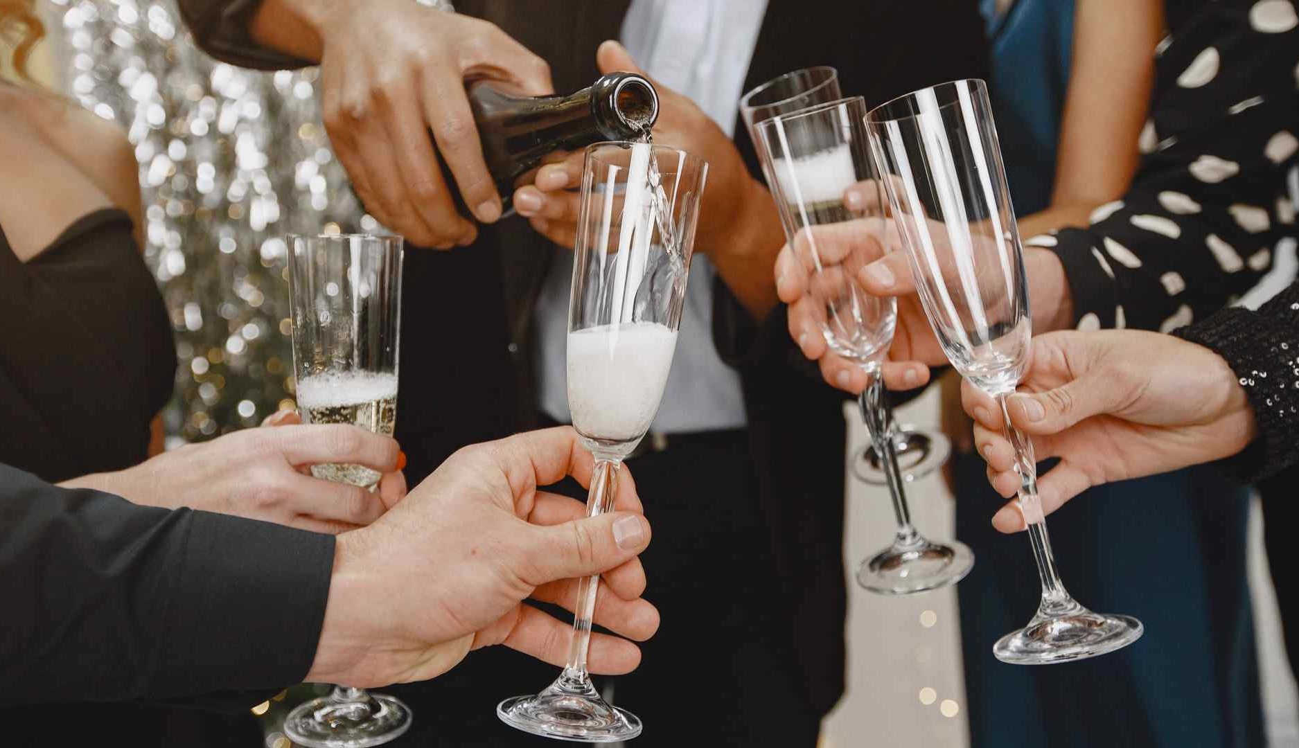 Varias personas brindan con champán