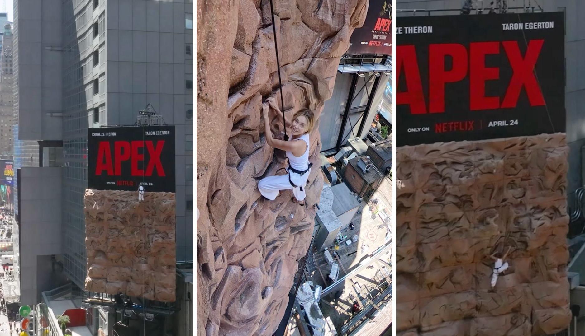 Charlize Theron escalando una valla publicitaria