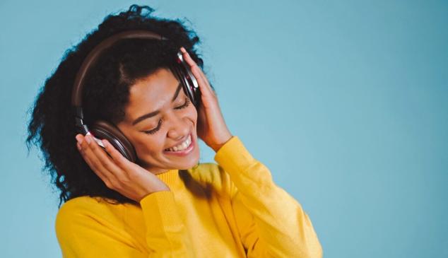 chica música cascos