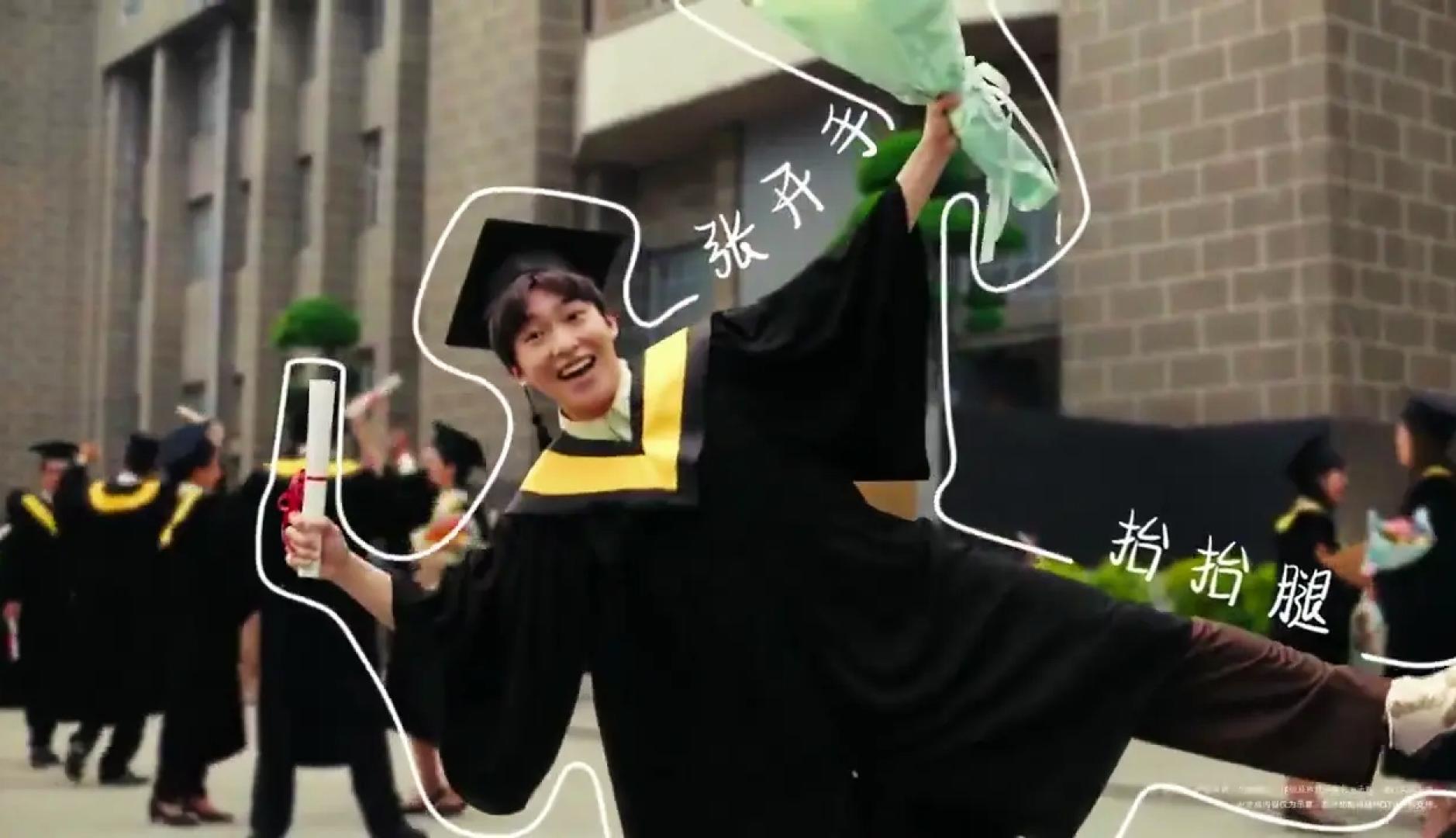 Un chico recién graduado haciendo una pose divertida con el diploma y un ramo de flores