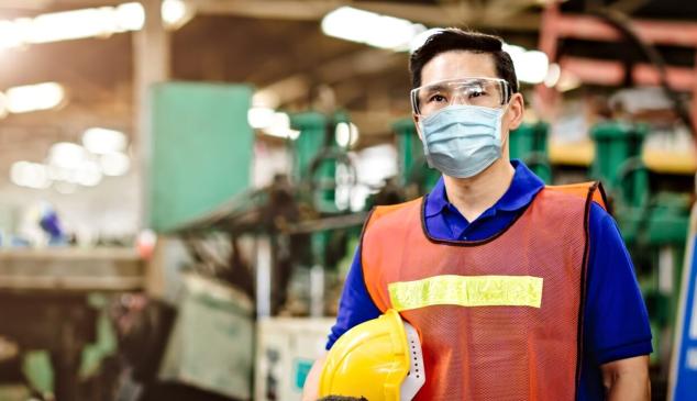 trabajador chino mascarilla