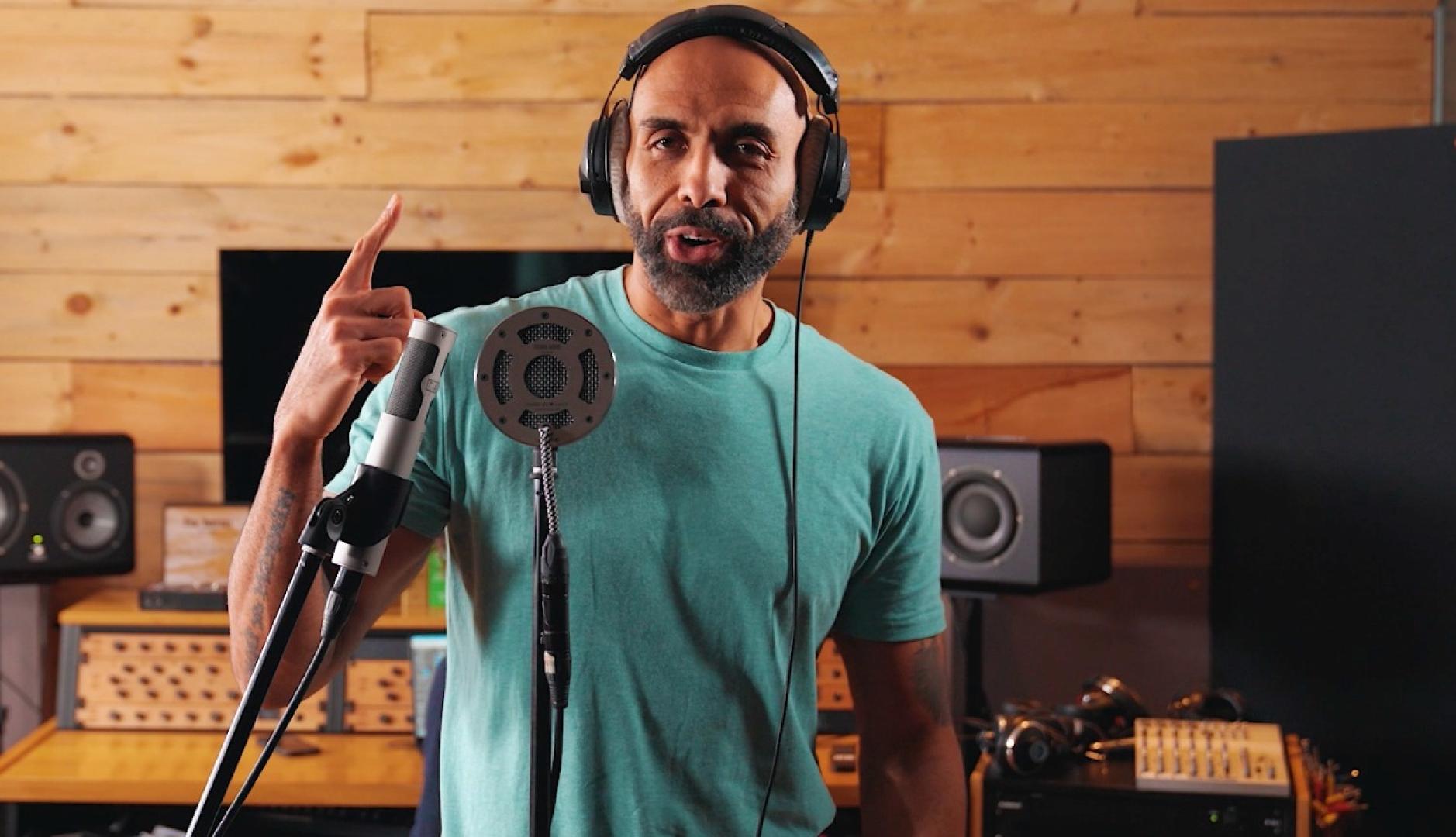 El Chojin en el estudio de grabación con los cascos frente al micrófono