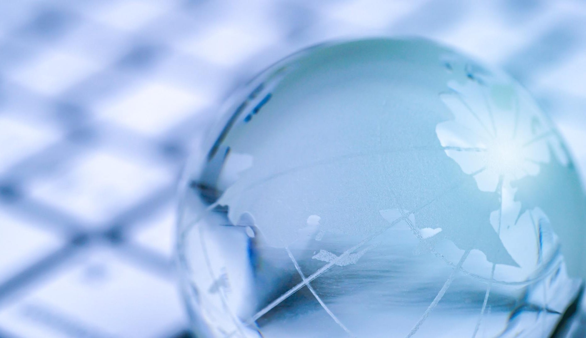Esfera de cristal sobre teclado de ordenador