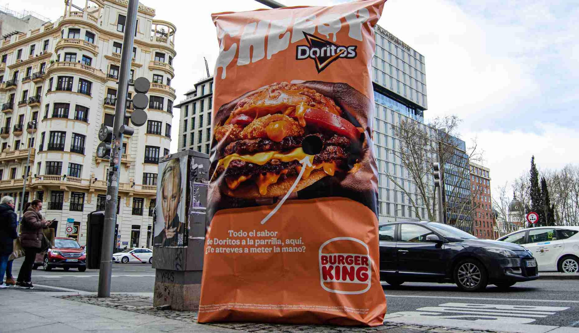 Burger King y Doritos se apoyan en la publicidad exterior para promocionar su co-branding