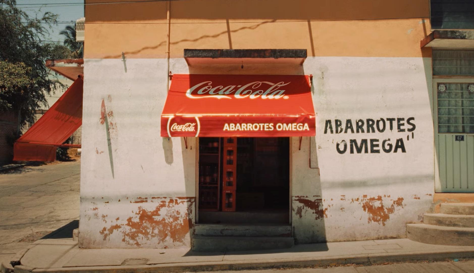 Negocio mexicano visto desde fuera, con el característico toldo rojo de Coca-Cola sobre su entrada.
