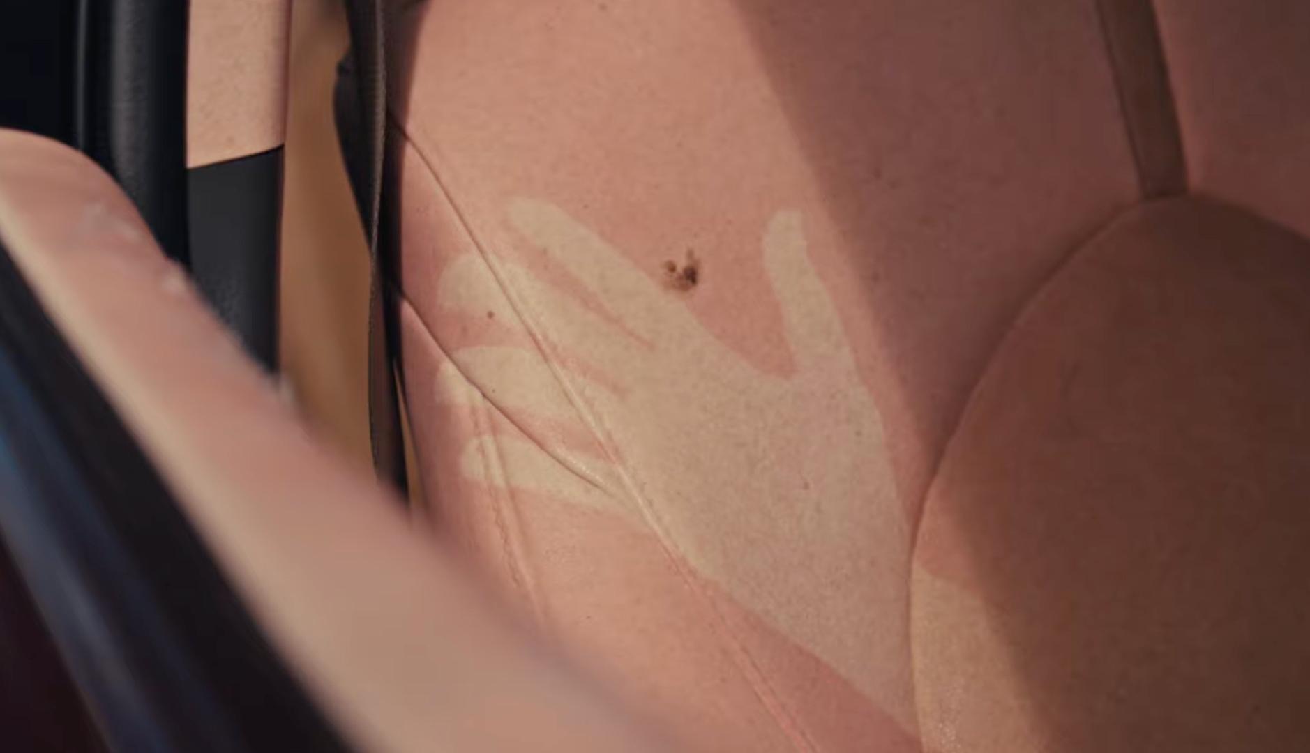 Coche tapizado con piel sintética quemada por el sol