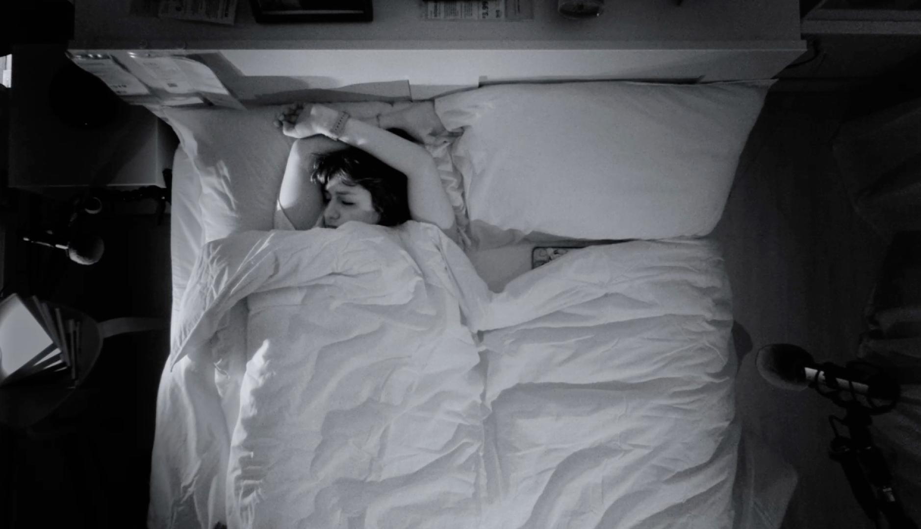 una chica durmiendo plácidamente, imagen en blanco y negro