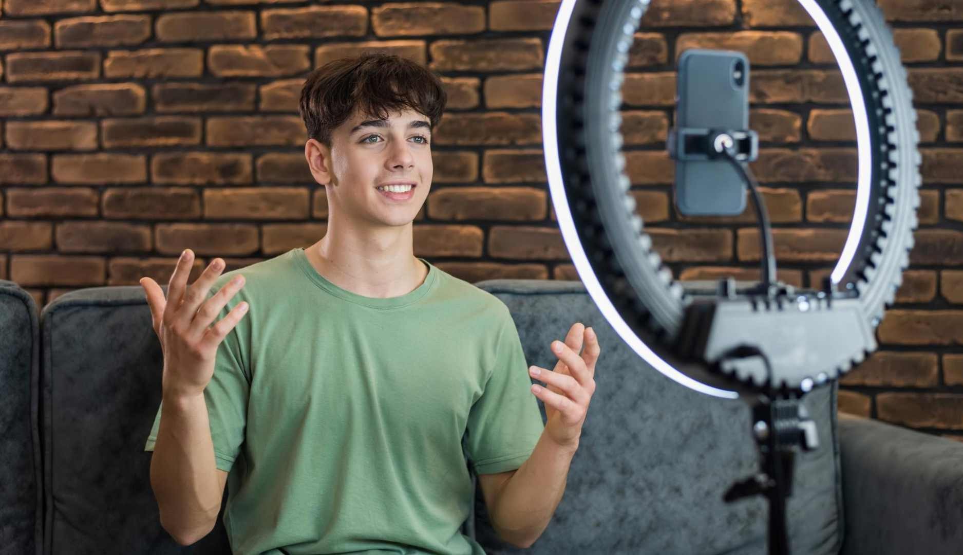 Influencer hablando a cámara