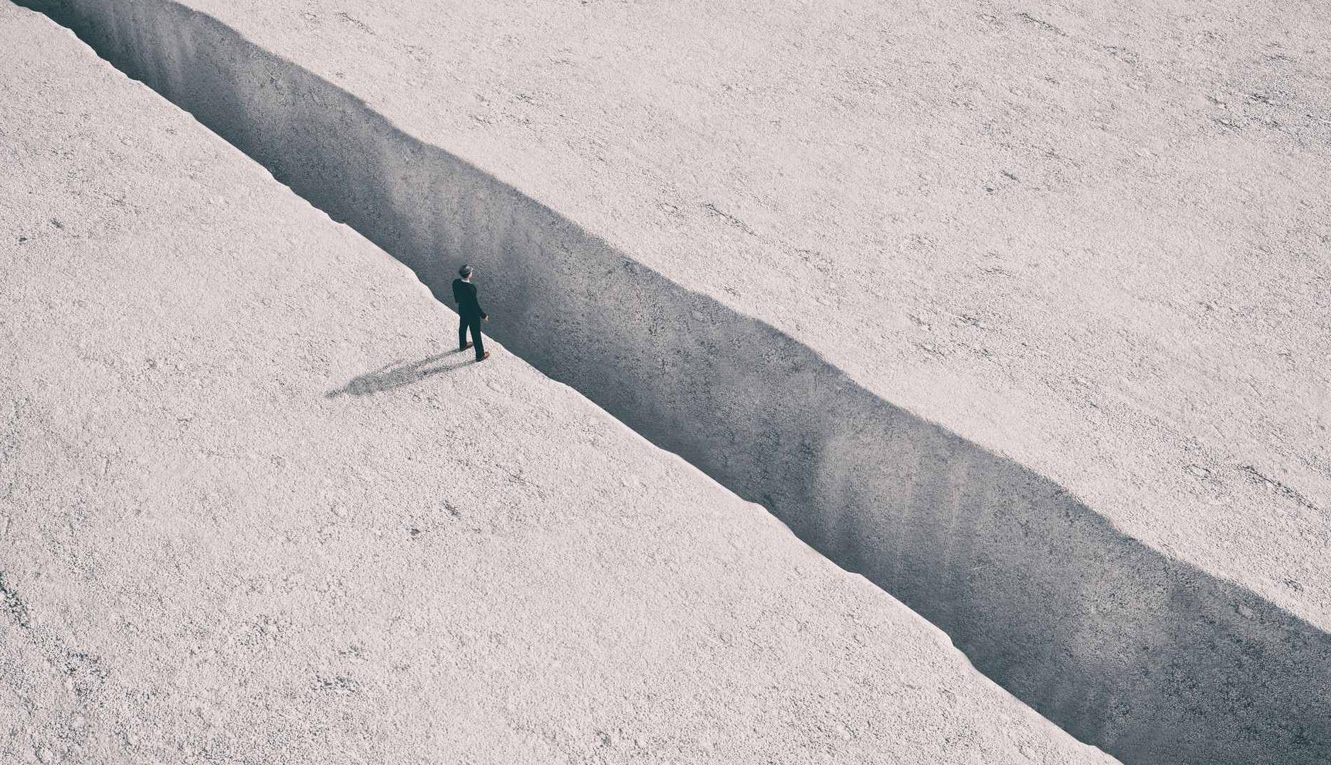 Ilustración de un hombre asomado a un abismo