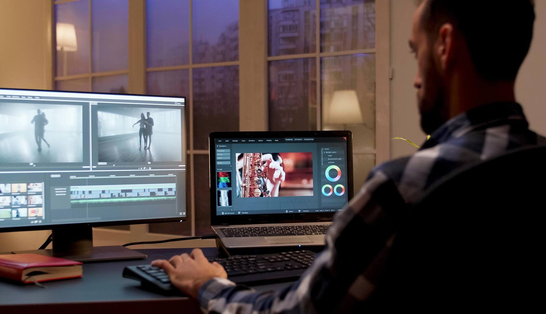 Hombre editando vídeos