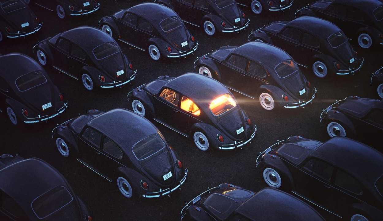 Coches antiguos negros, uno de ellos arroja luz