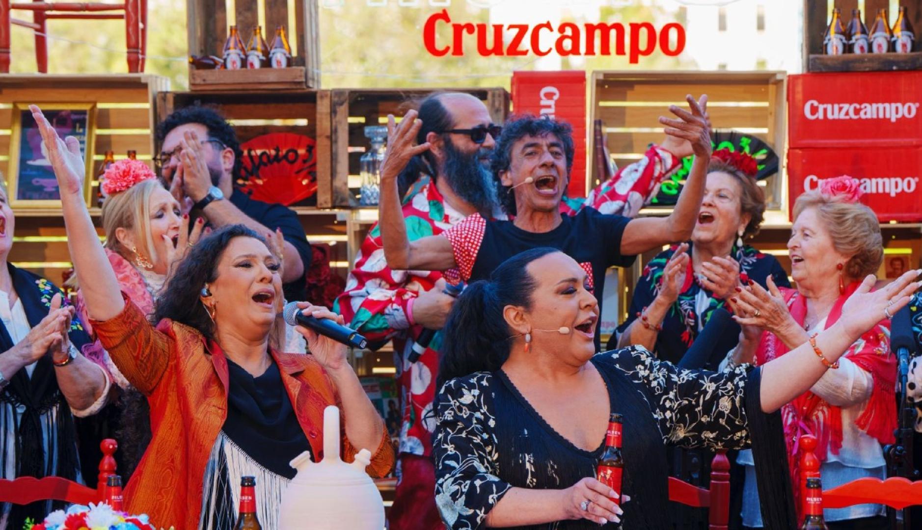 Los cantantes alrededor de la mesa tocando las palmas y cantando
