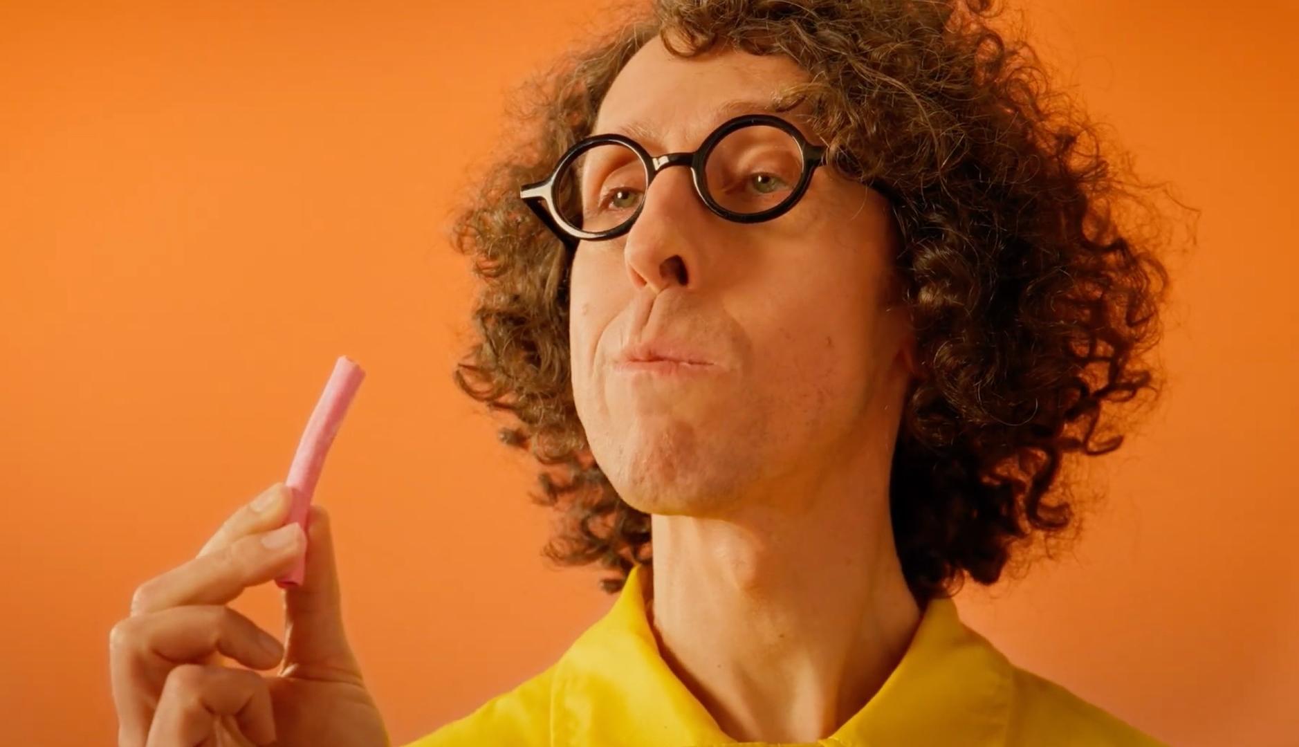 Hombre con gafas comiendo Palotes