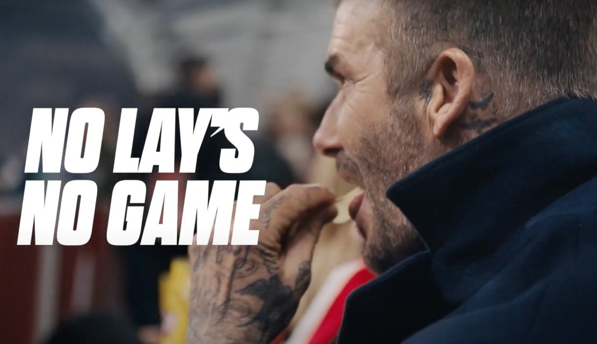 david beckham comiendose una patata de lays