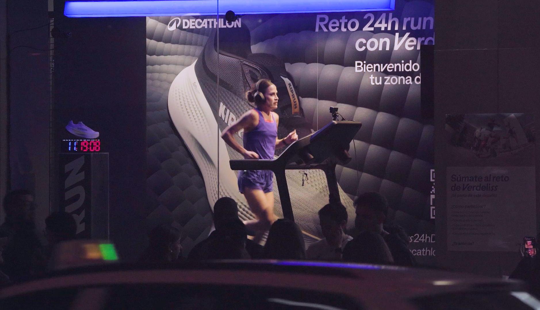 Verdeliss corriendo sobre una cinta en una tienda de Decathlon