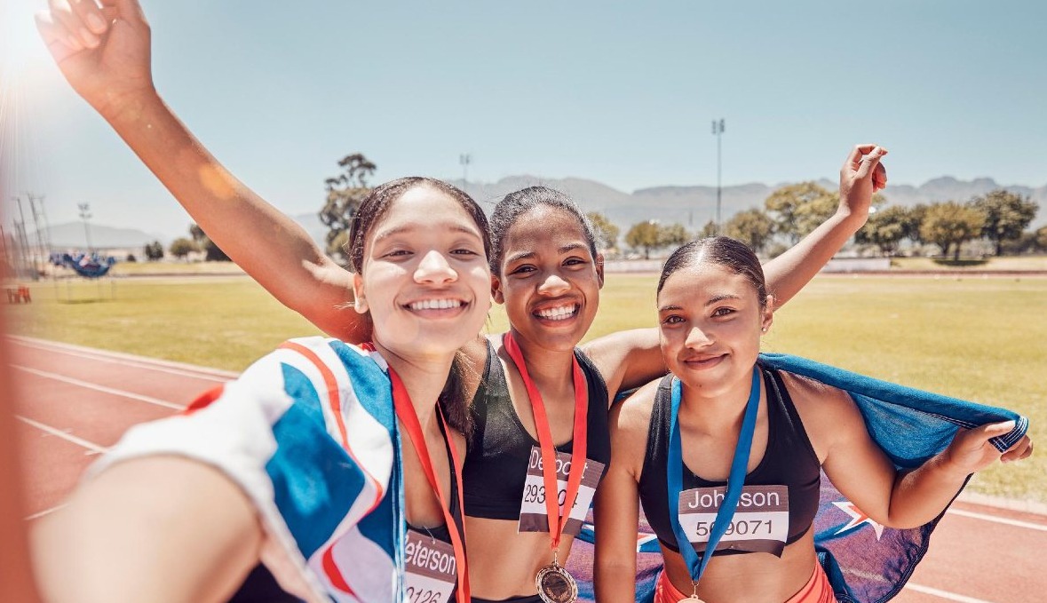 chicas adolescentes haciendose un selfie tras correr una carrera de atletismo