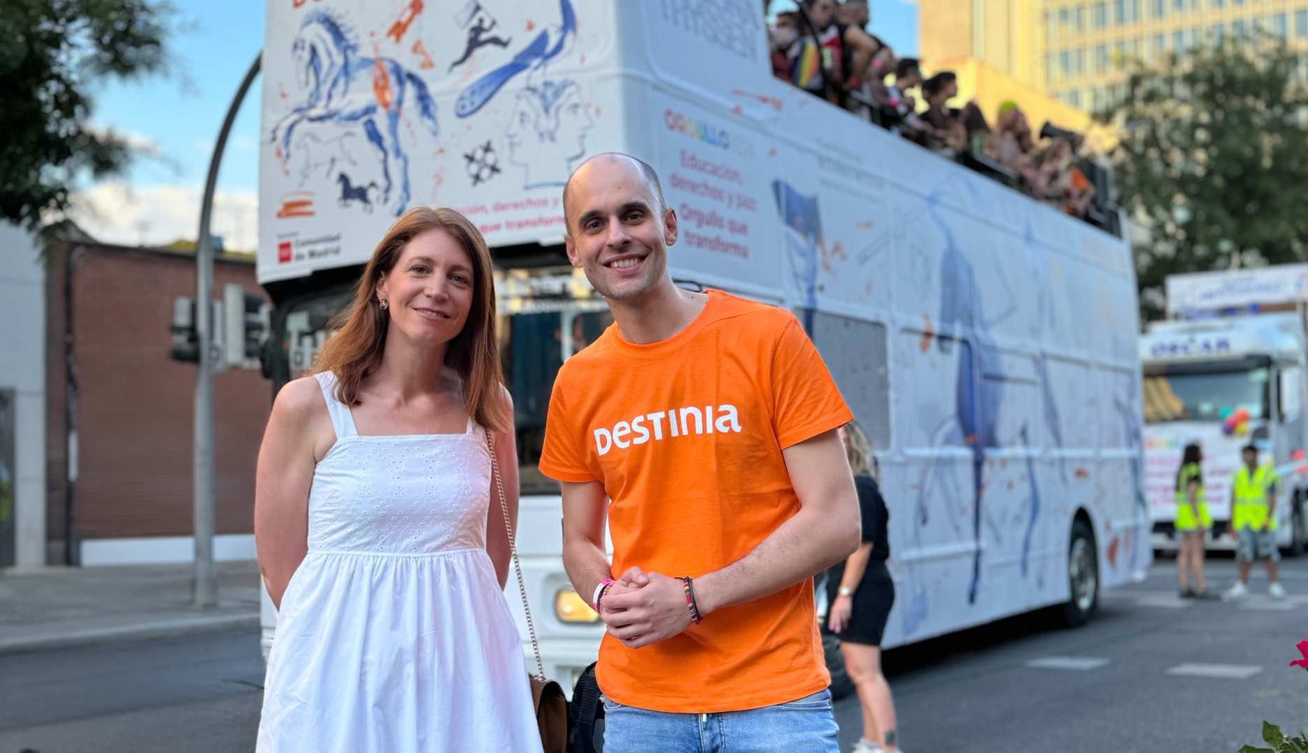 Carroza de Destinia y Museo Thyssen en el Orgullo de Madrid 2024
