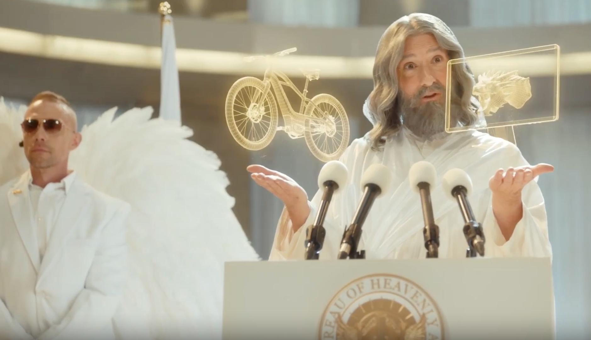 dios en un atril dando una rueda de prensa con cara de sorpresa