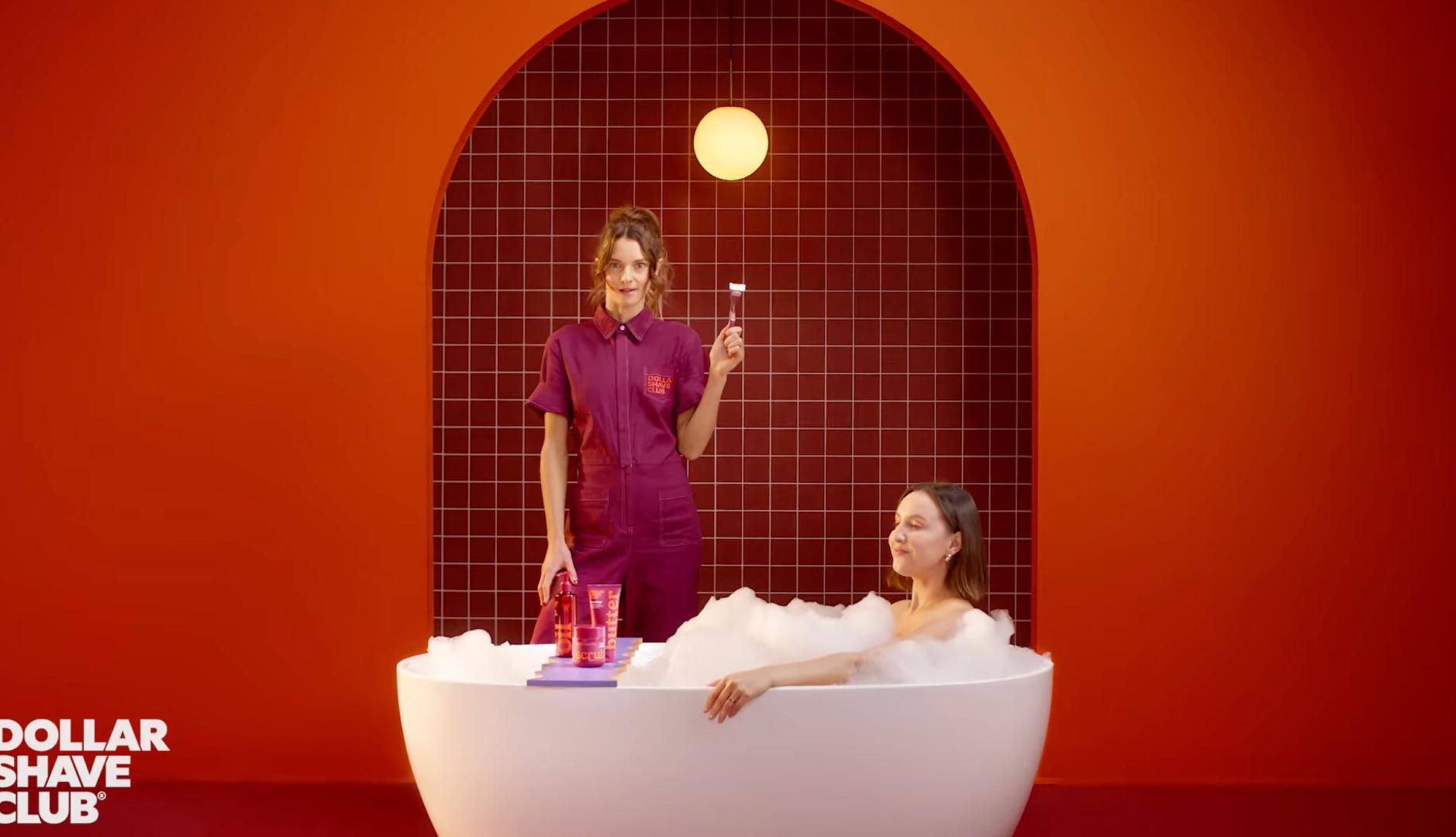 Una mujer en la bañera ante fondo rojo