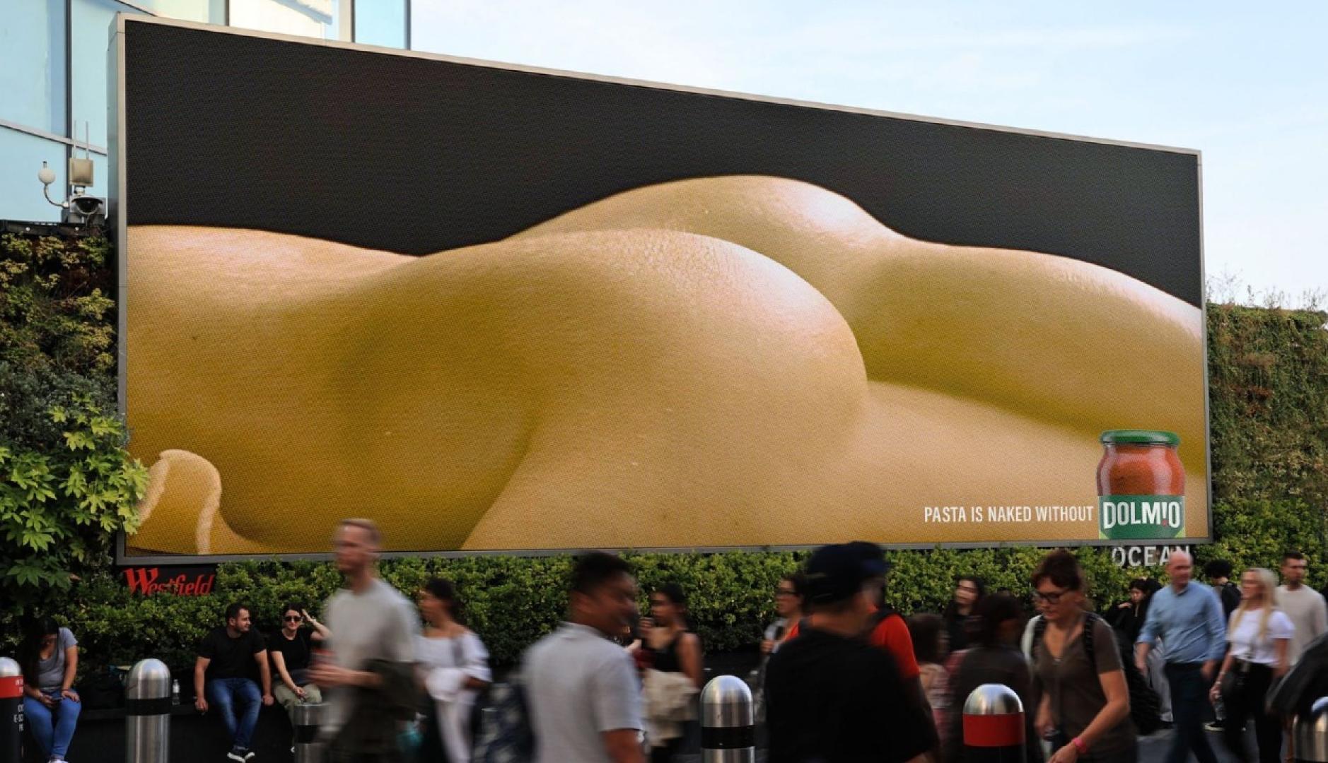 Dolmio juega con metáforas visuales de desnudos para reivindicar el papel de la salsa en el consumo de pasta Una imagen de la campaña que parece un culo pero en realidad es el borde de masa de una pizza