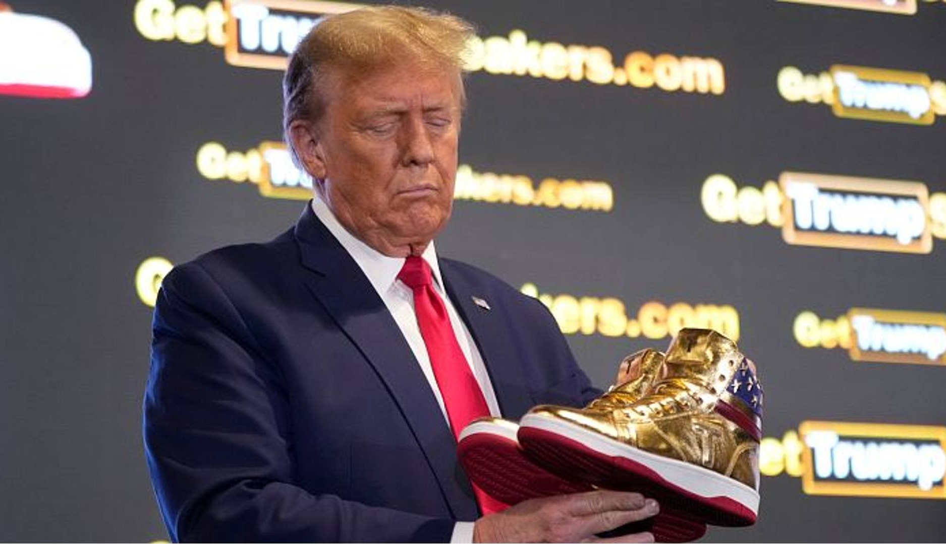 Donald Trump con las zapatillas Never Surrender