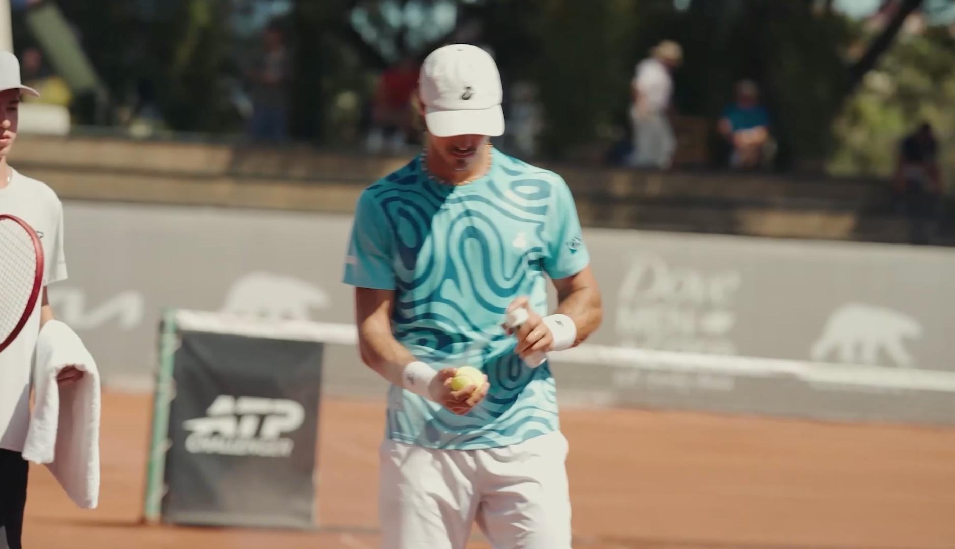 Tenista rocía pelotas con spray