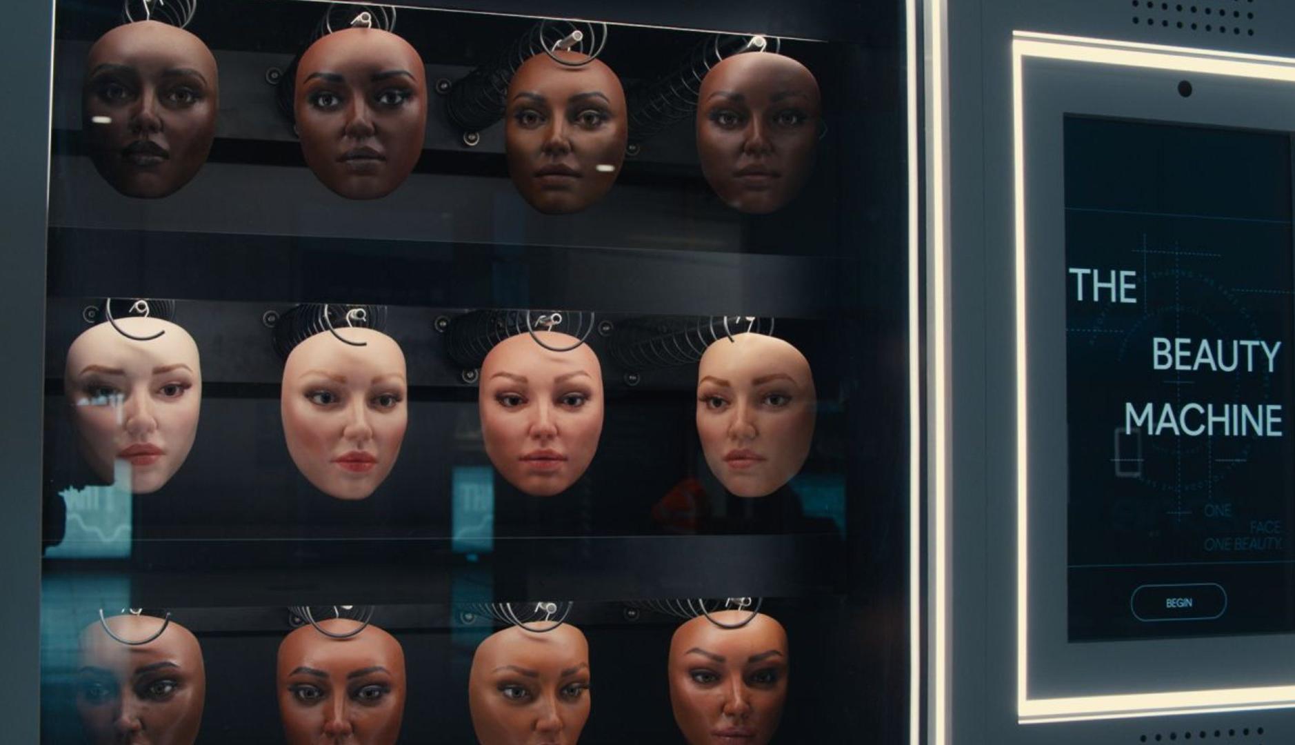 Máquina de vending con caretas hiperrealistas