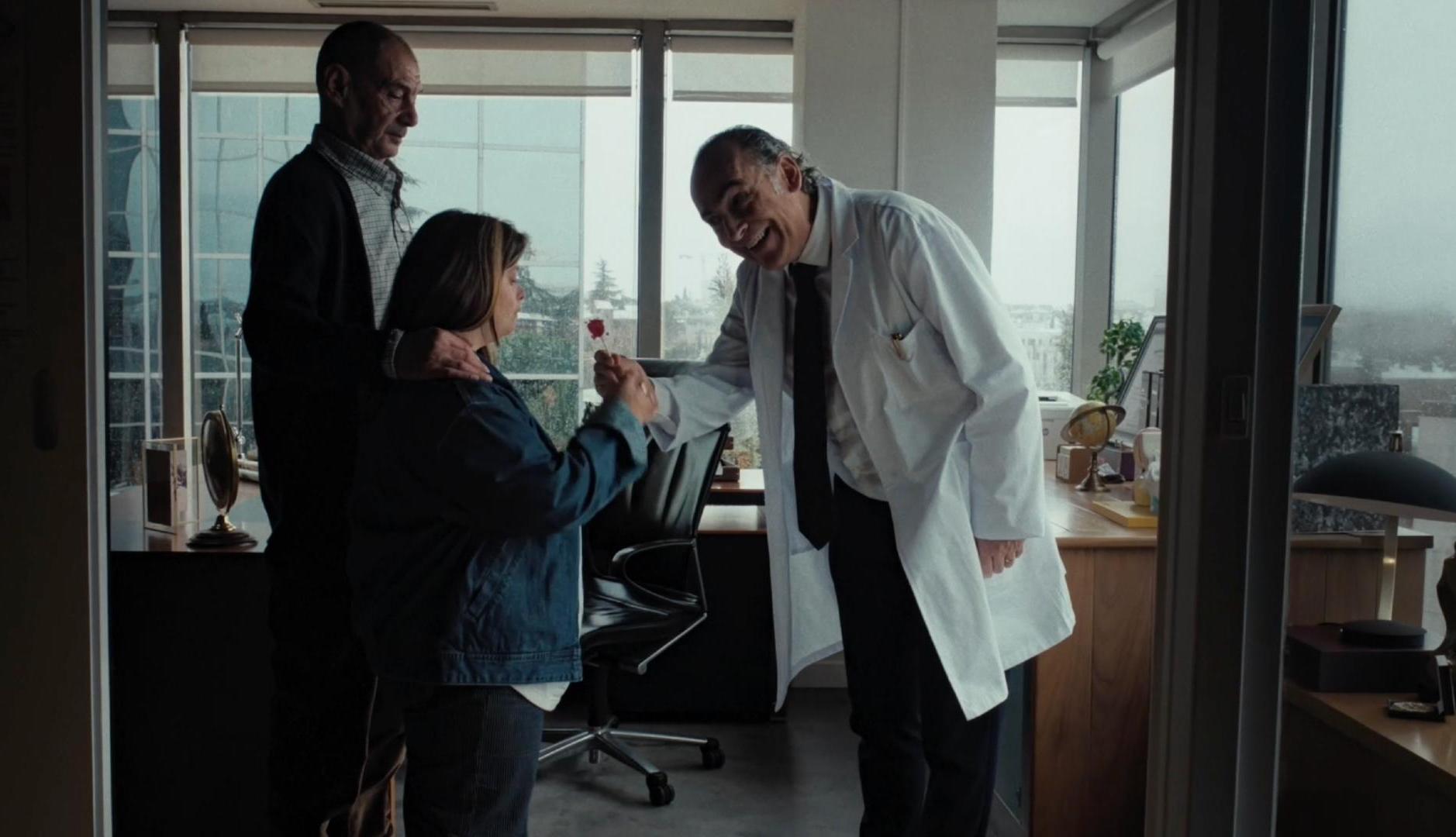 Un médico da un caramelo a una mujer con síndrome de Down