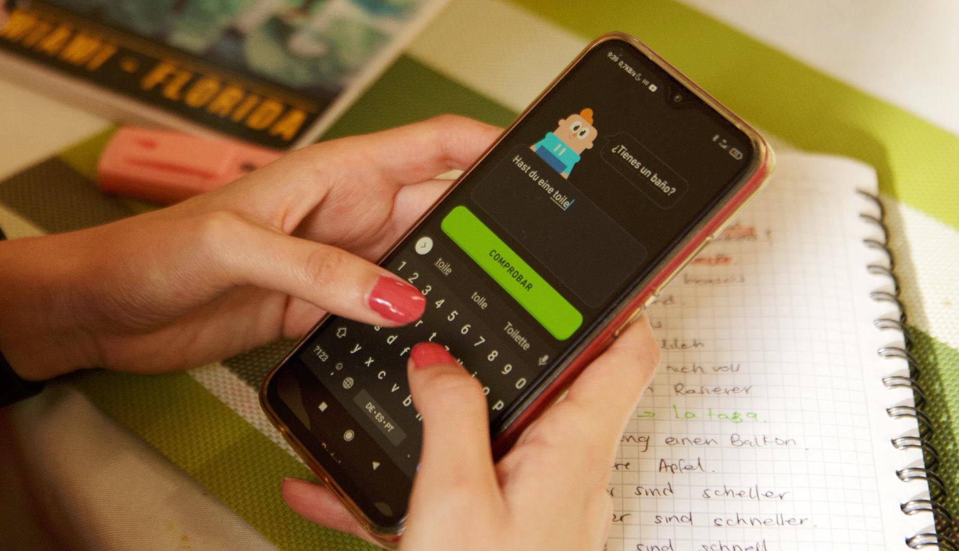 Mujer usando Duolingo en el móvil