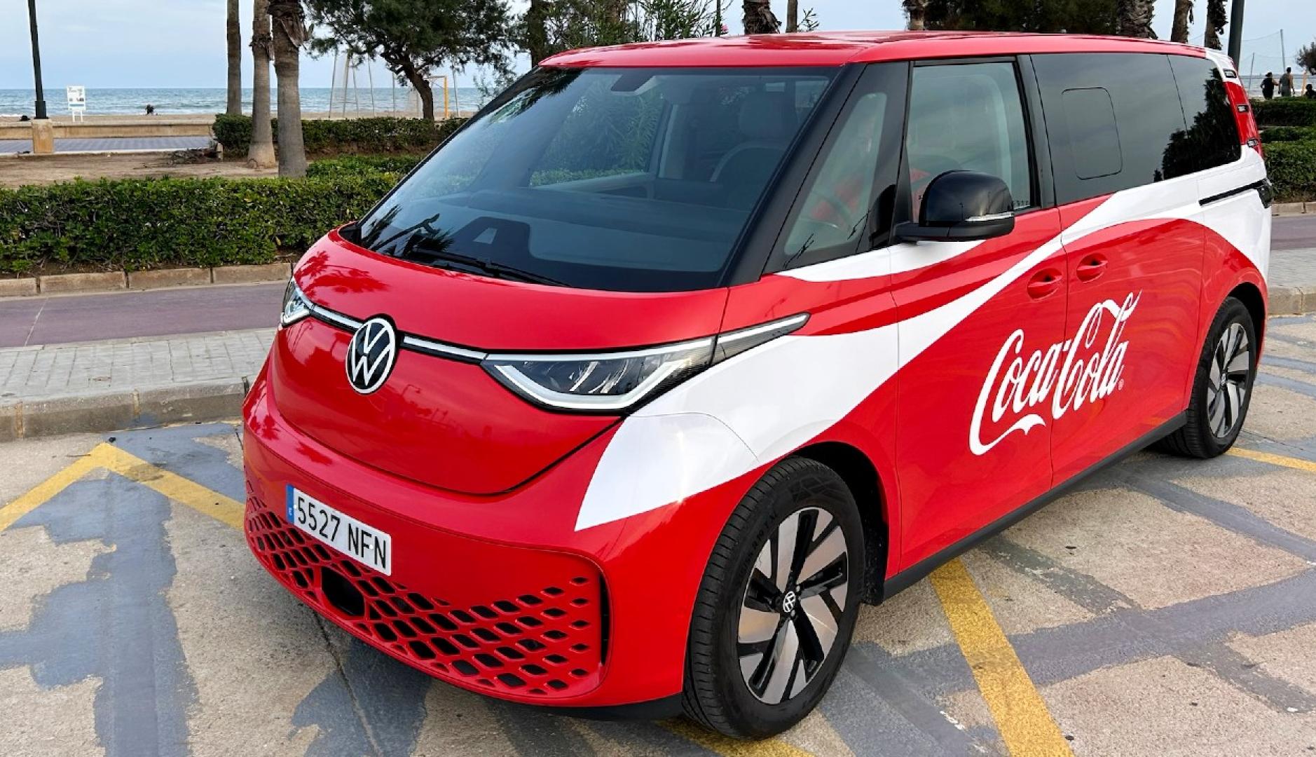 La furgoneta de Coca-Cola frente a un paseo martítimo