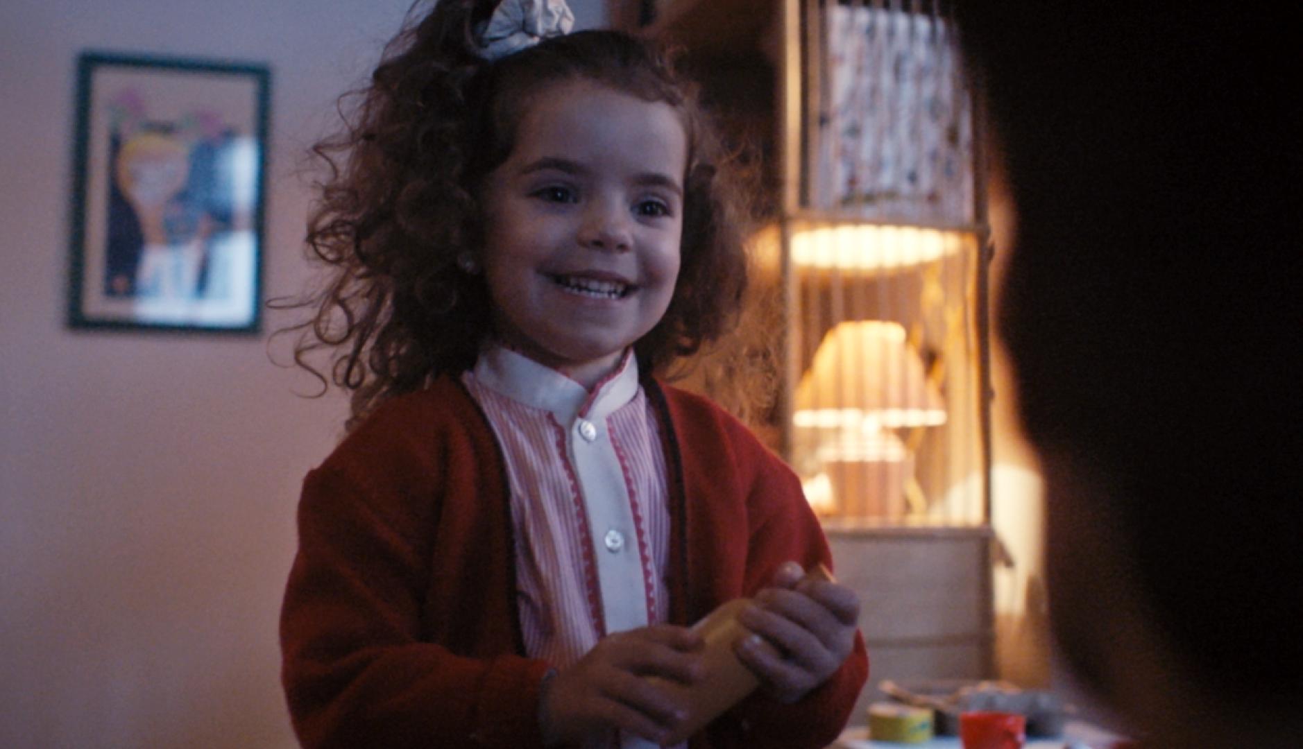Una niña pequeña sonriendo en primer plano