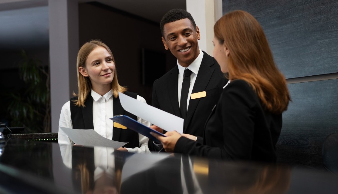 empleados en la recepción de un hotel