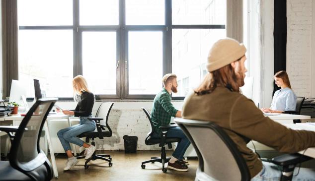 Jóvenes trabajando en una oficina