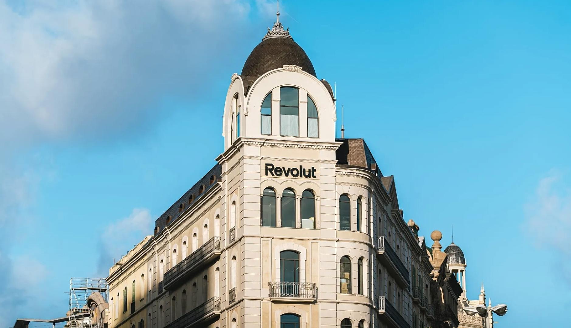 Un edificio con el logotipo de Revolut en la fachada