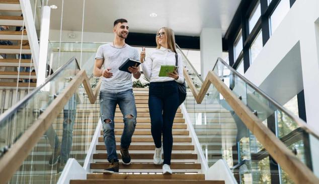 dos estudiantes bajando las escaleras