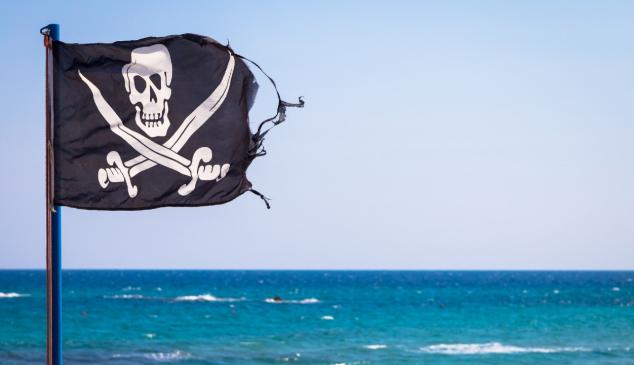 Bandera pirata con mar al fondo