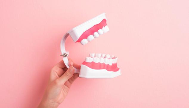 Facua denuncia a cuatro influencers por publicidad ilícita de blanqueamiento dental