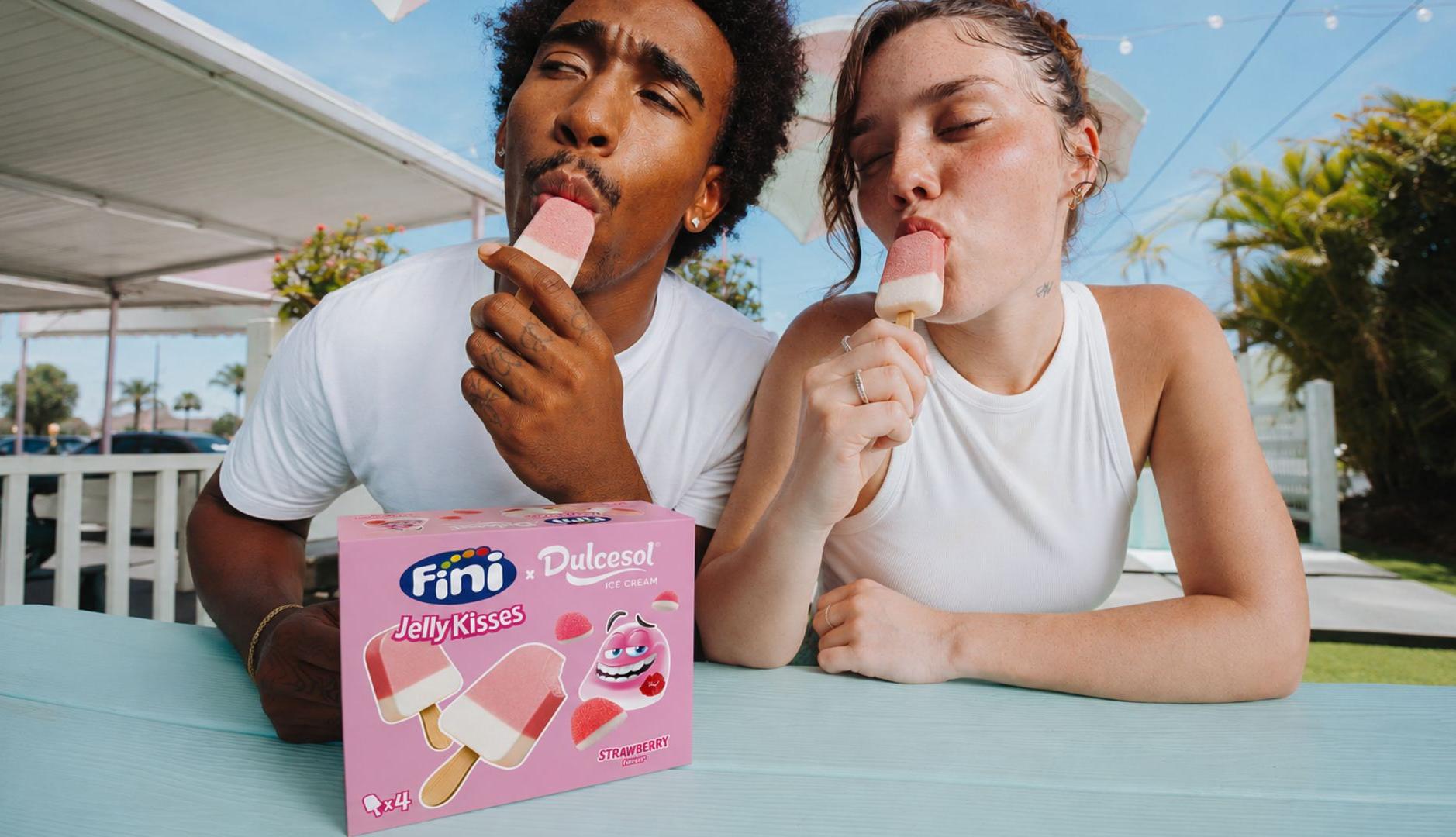 Dos personas comiendo helados de Fini x Dulcesol