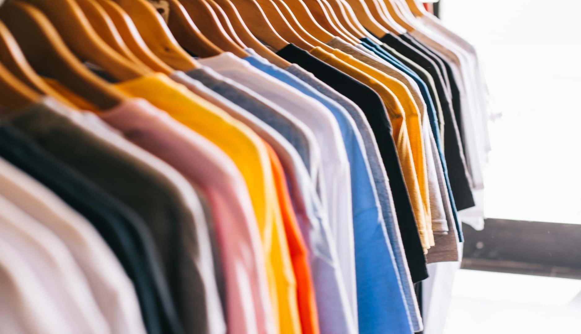 Camisetas colgadas en perchas