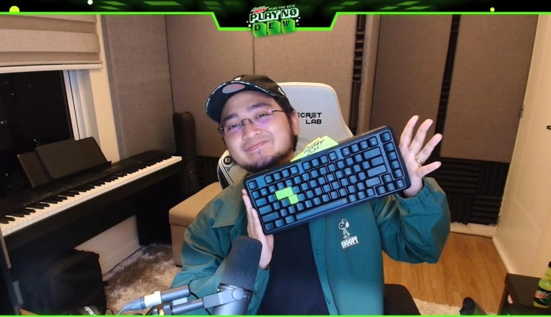 Un gamer muestra a cámara el teclado al que le faltan las tres letras DEW
