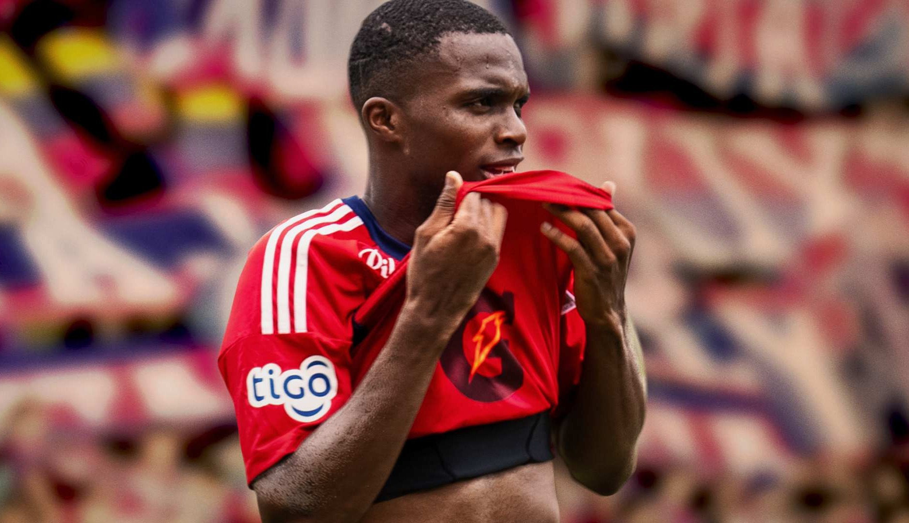 Jugador de fútbol se seca el sudor con la camiseta