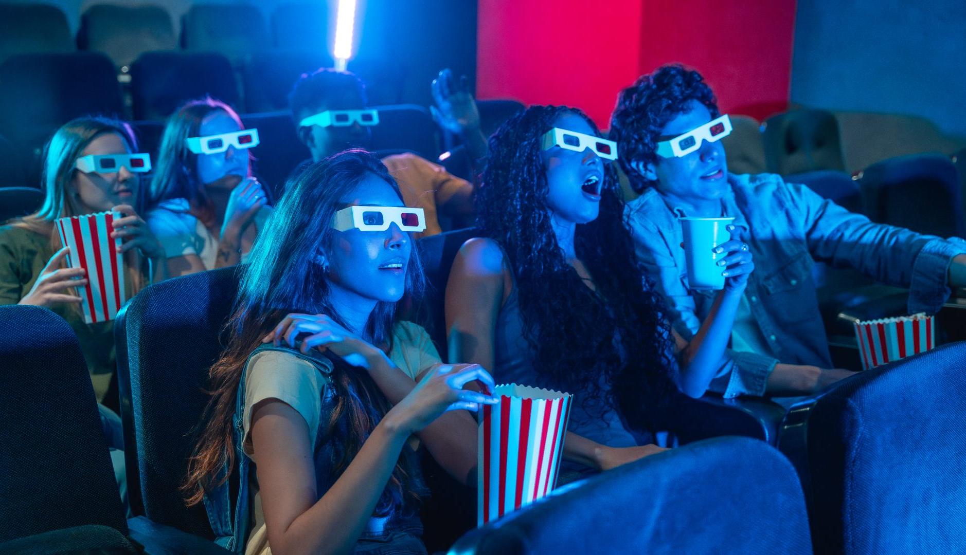 Jóvenes en una sala de cine 3D