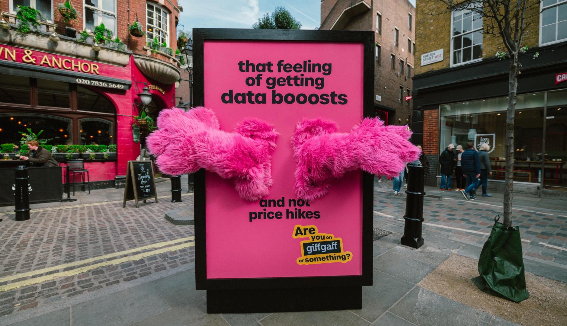 Mupi de Giffgaff con brazos