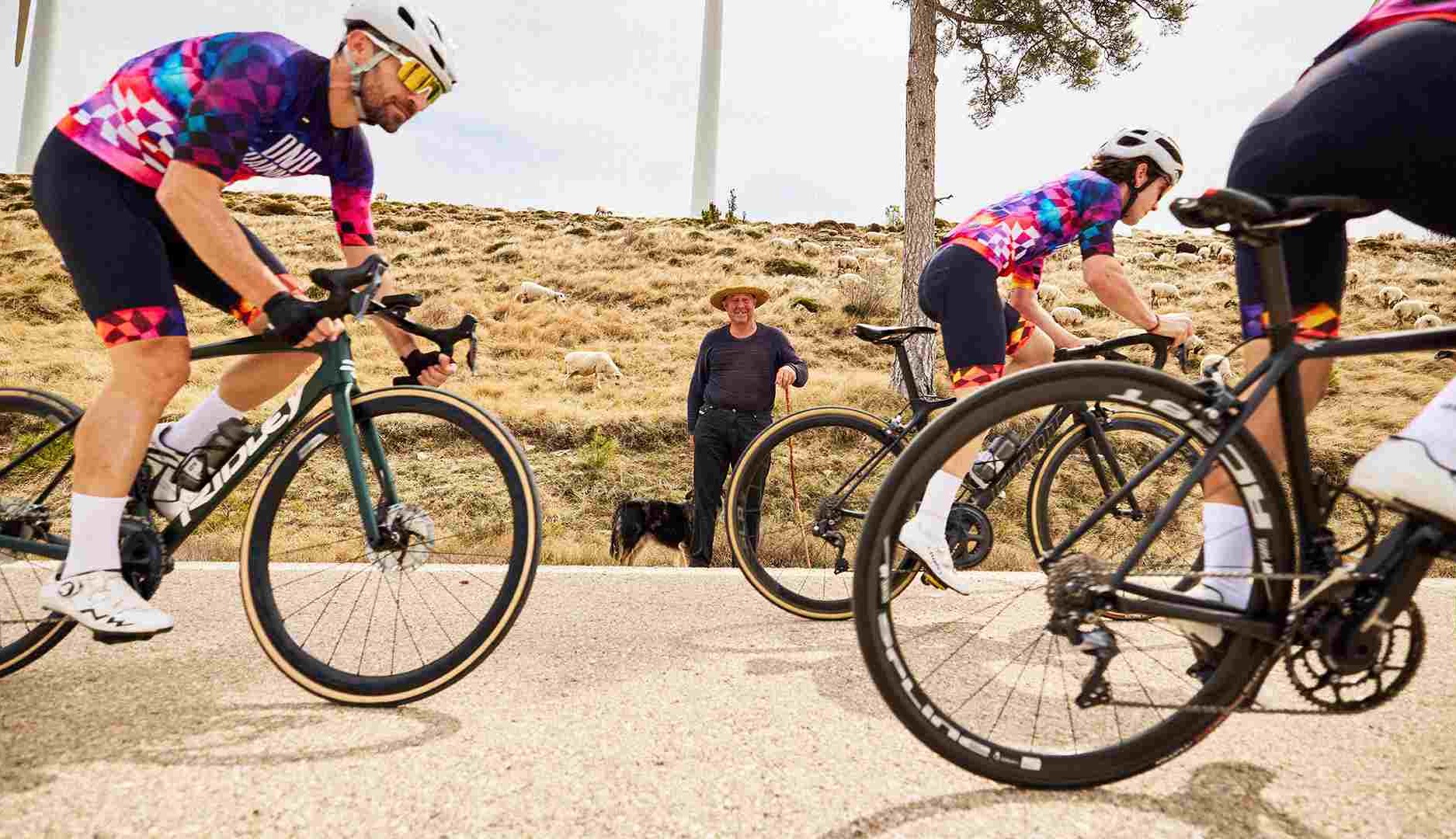 Ciclistas recorren zona rural