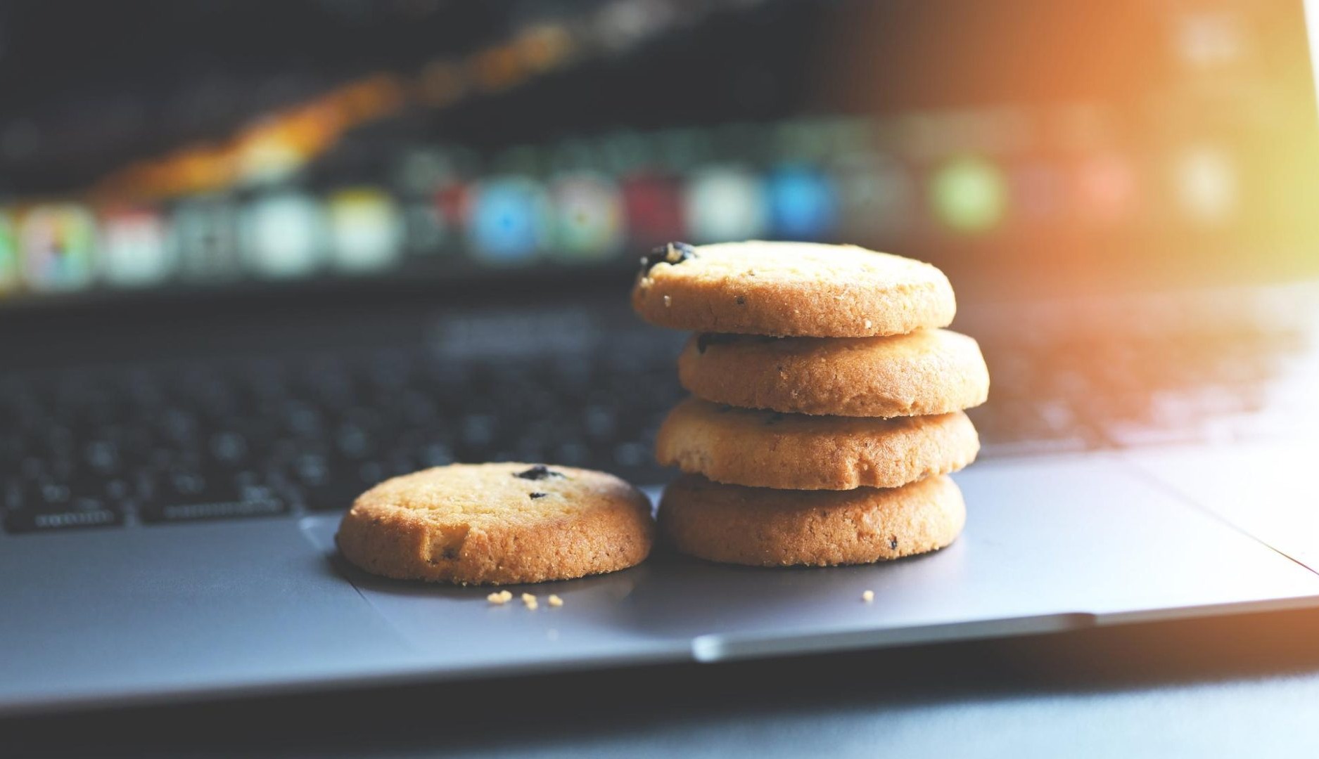 Galletas sobre teclado de ordenador