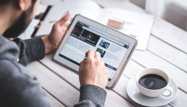 Hombre leyendo noticias en una tablet