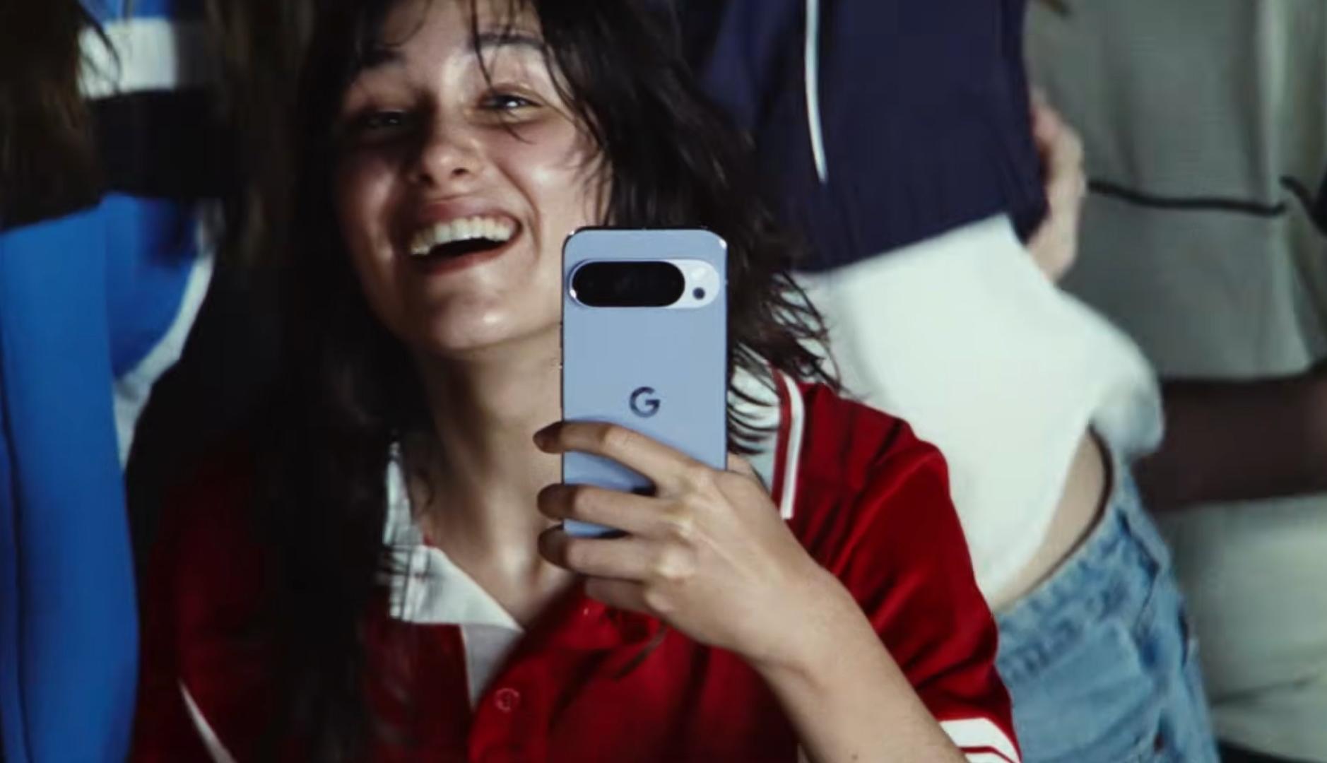 Aficionada al fútbol sujeta un smartphone de Google