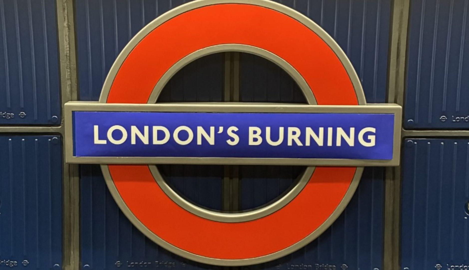 Estación de Londres con el cartel cambiado